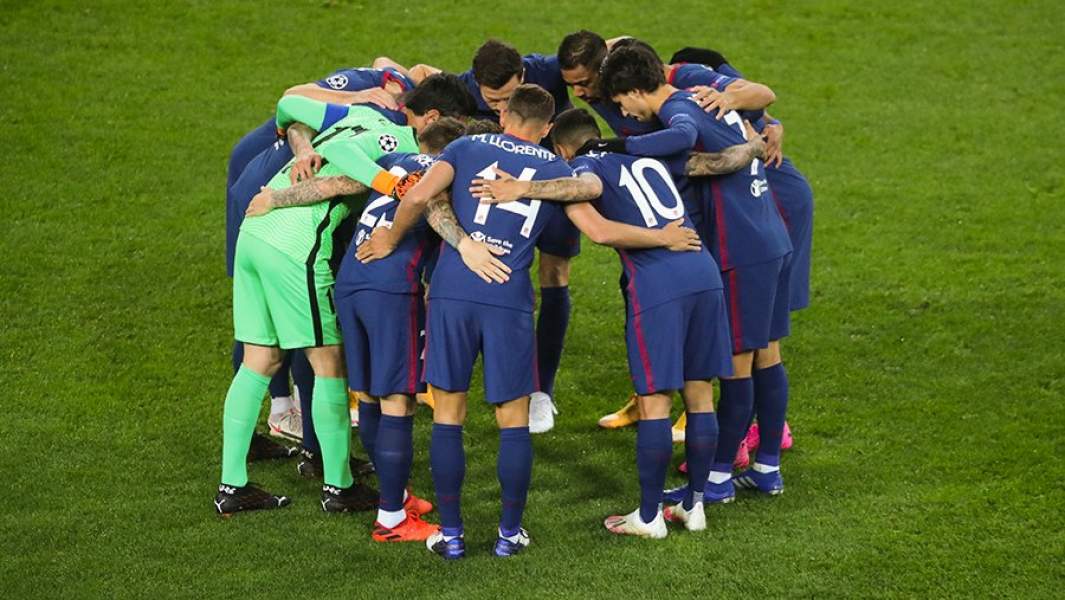 Игроки испанского ФК  «Атлетико» перед началом матча 