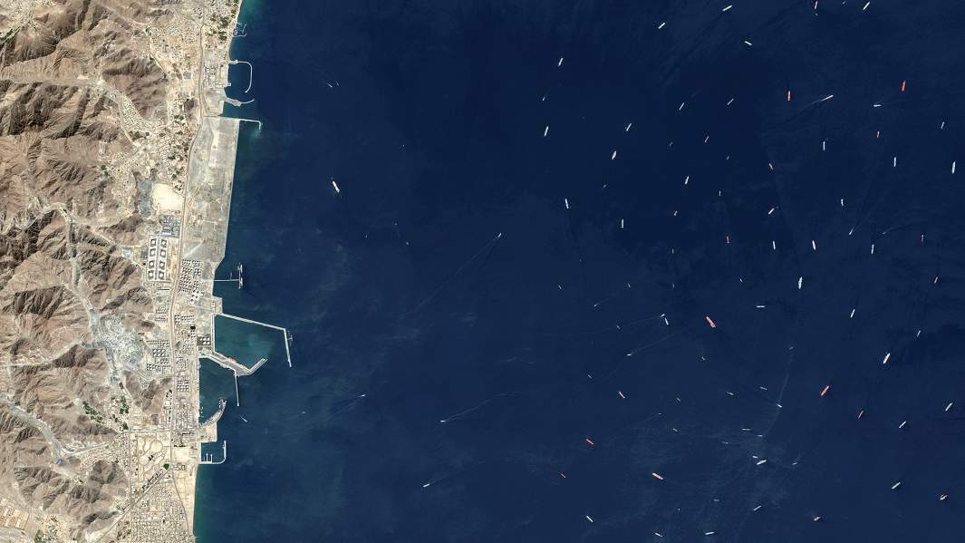 Нефтяные танкеры и балкеры, пришвартованные вдоль Оманского залива