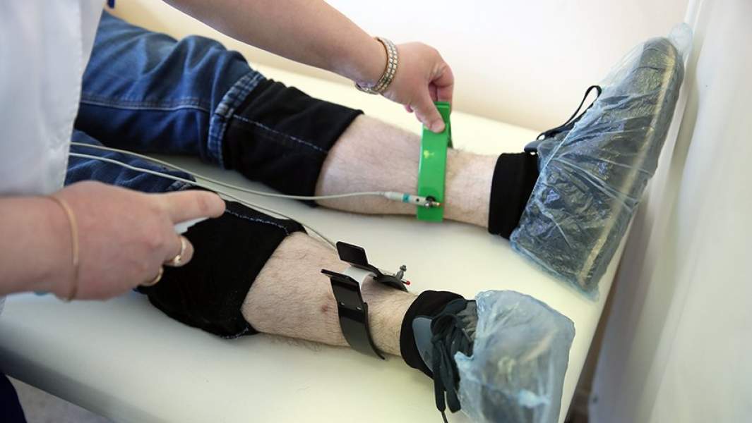 Врач делает ЭКГ пациенту