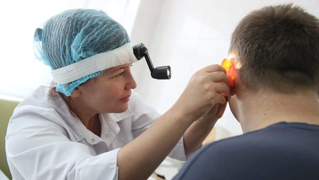 Осмотр у ЛОРа