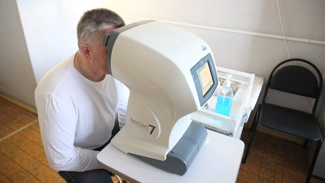 Проверка зрения у пациента