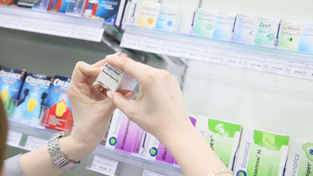 Фармацевт с лекарством