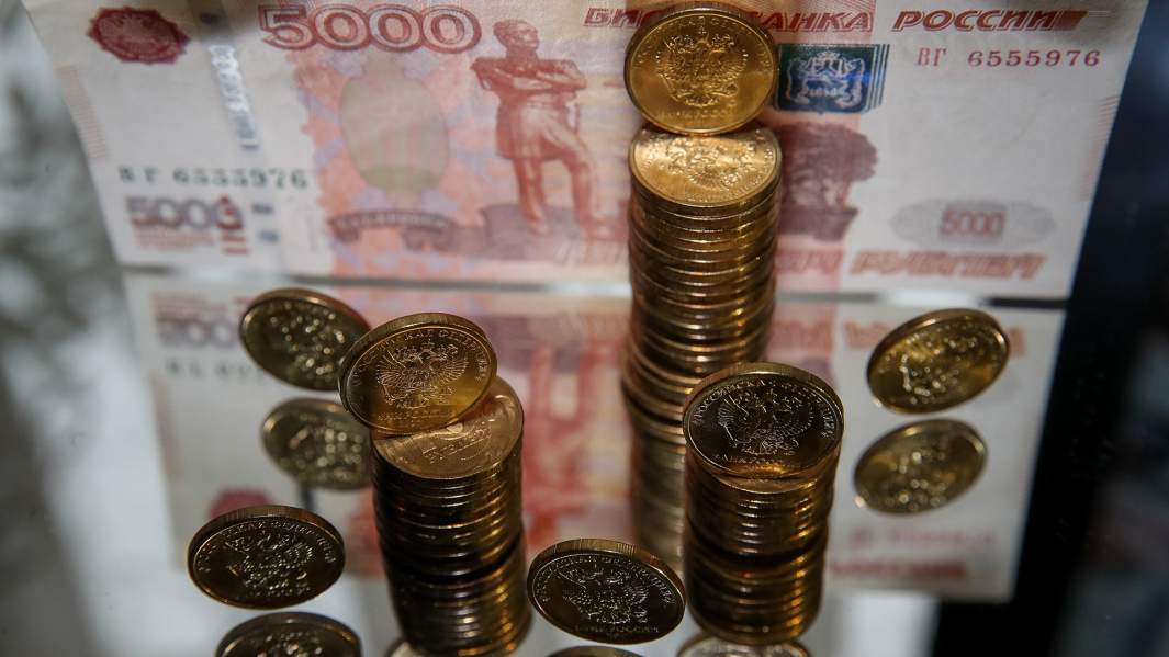 Купюры и монеты на столе