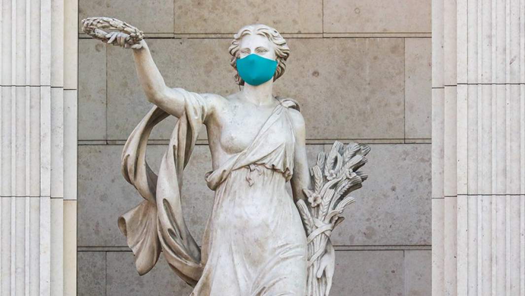 Маска на скульптуре в Санкт-Петербурге 