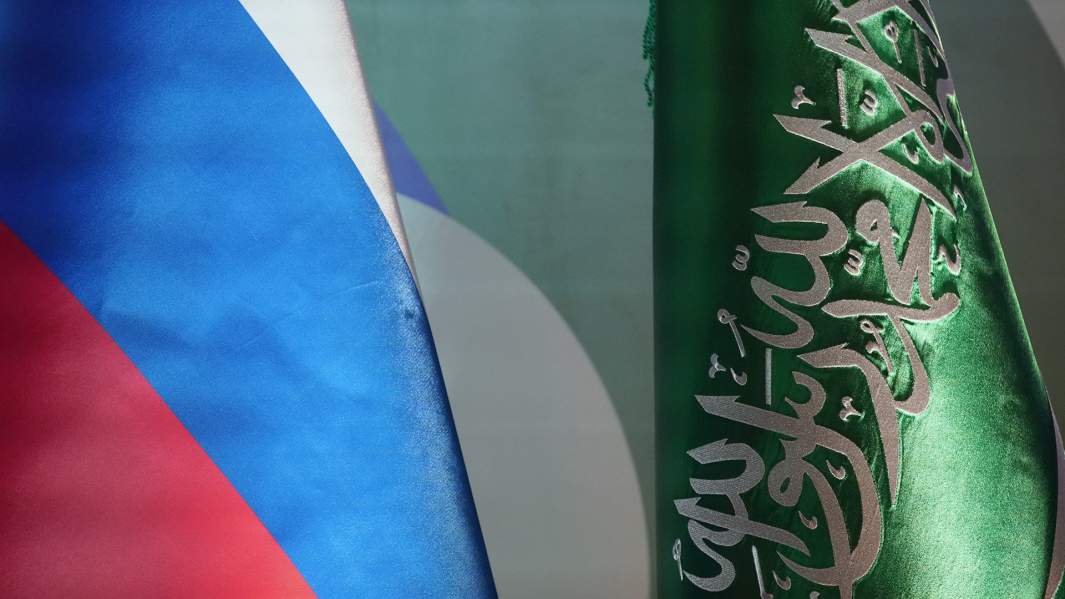 Флаги России и Саудовской Аравии