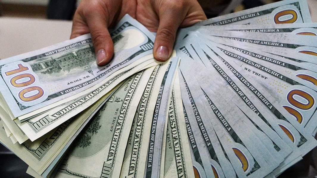 Доллары США в руках женщины