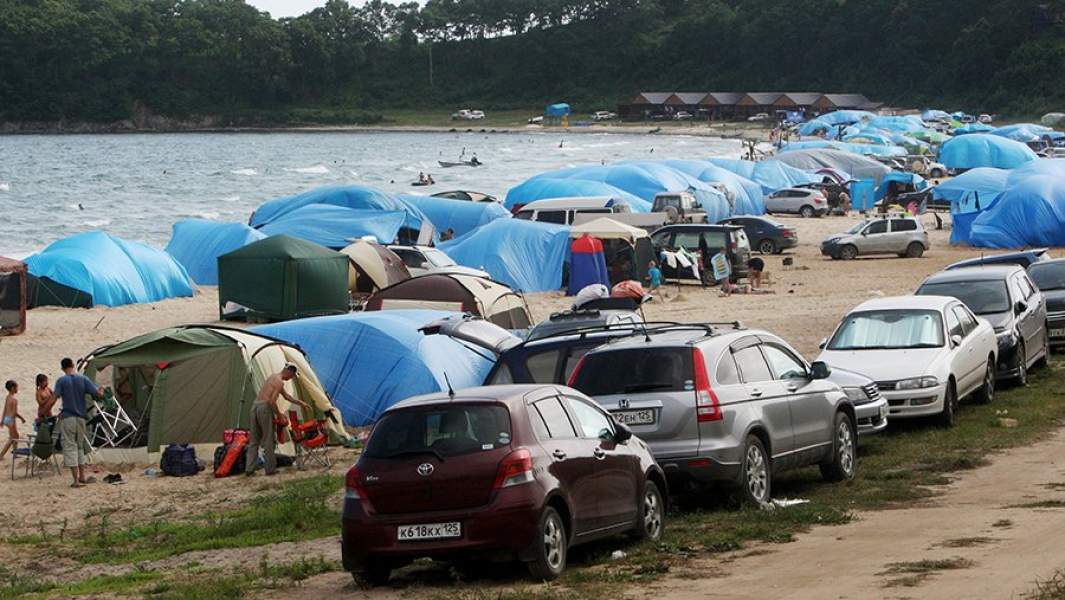 Кемпинг отдыхающих на пляже бухты Рифовой вблизи поселка Ливадия Приморского края
