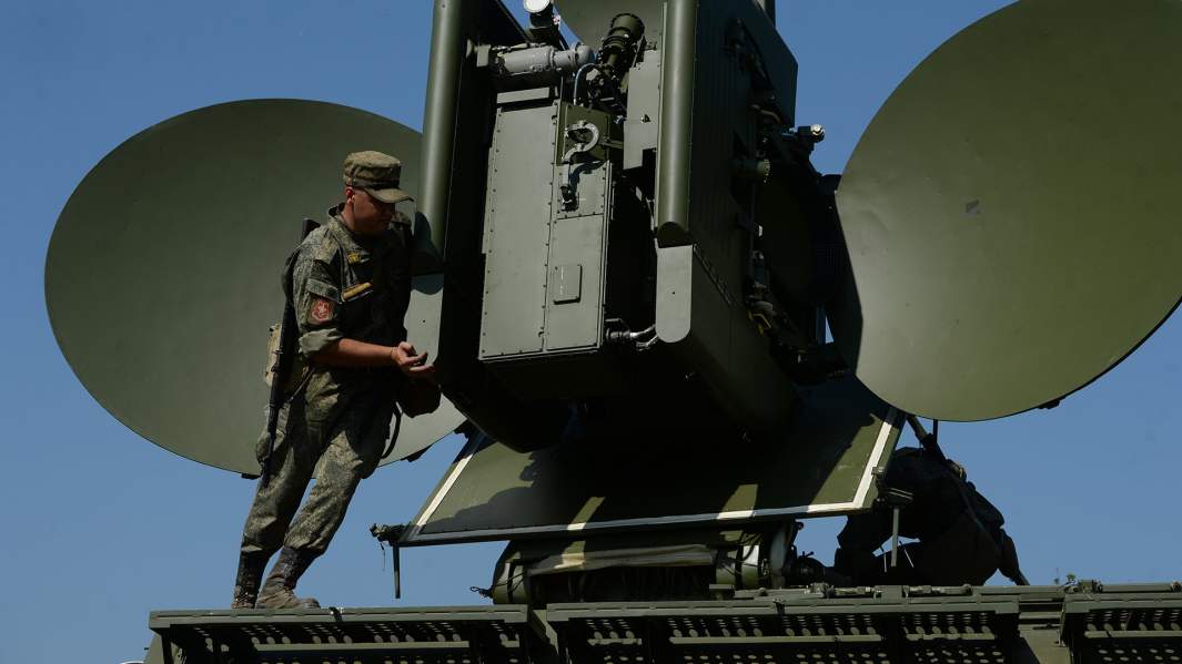 Развертывание наземного многофункционального модуля помех «Красуха-4»