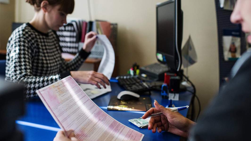 Автовладелец оформляет страховой полис