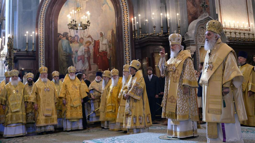 Патриарх Сербский Ириней и патриарх Московский и всея Руси Кирилл (справа налево) во время Божественной литургии в храме Христа Спасителя в Москве