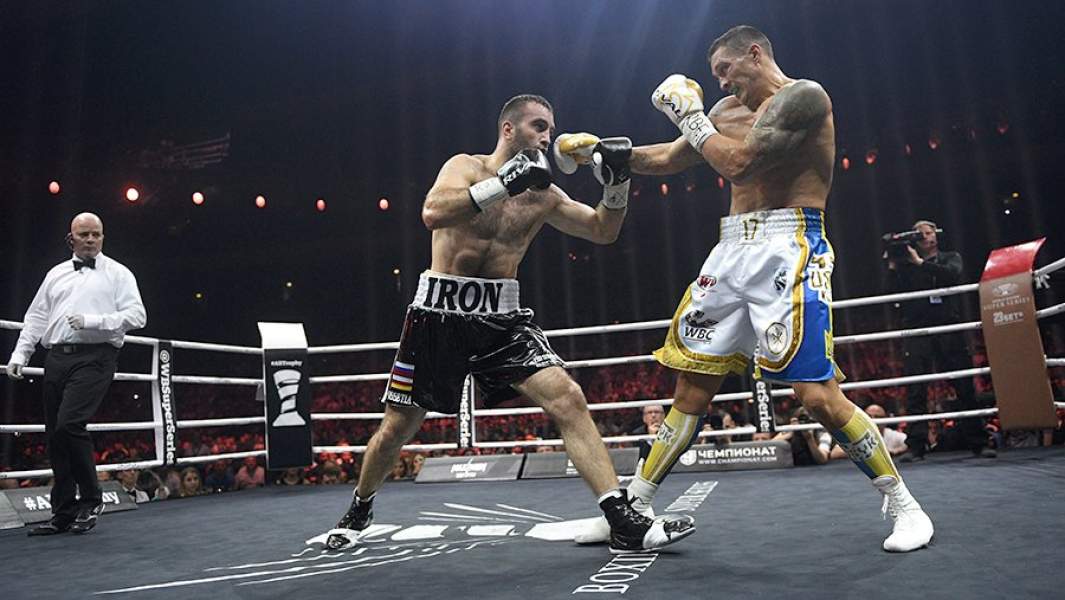 Мурат Гассиев и Александр Усик в финальном бое Всемирной боксерской суперсерии (WBSS) в первом тяжелом весе за звание абсолютного чемпиона мира. 22 июля 2018 года