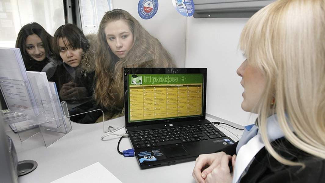 Специалисты Ростовского областного центра занятости рассказывают учащимся 11-х классов одной из школ Ростова-на-Дону о перспективах трудоустройства после окончания средней школы на приеме в мобильном пункте службы занятости