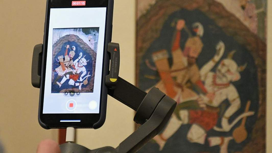 Экспонат на экране смартфона во время записи онлайн-экскурсии в Музее Востока в Москве