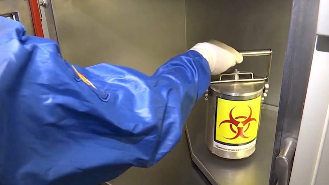 контейнер, со знаком биологической опасности