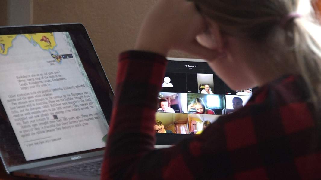 Девочка за компьютером