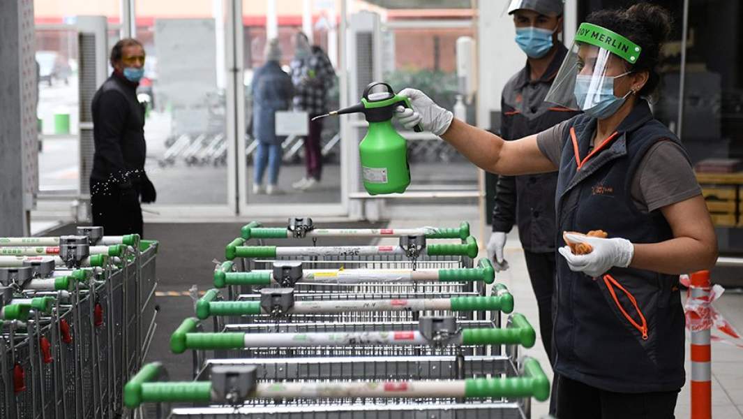 Дезинфекция тележки в строительном гипермаркете