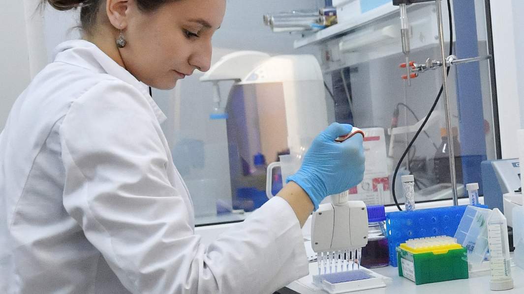 Испытания вакцины от COVID-19 в центре эпидемиологии и микробиологии имени Н. Ф. Гамалеи