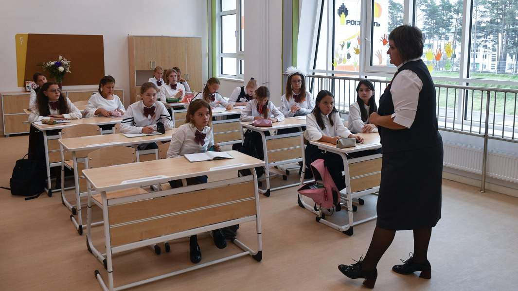 Учитель с учениками