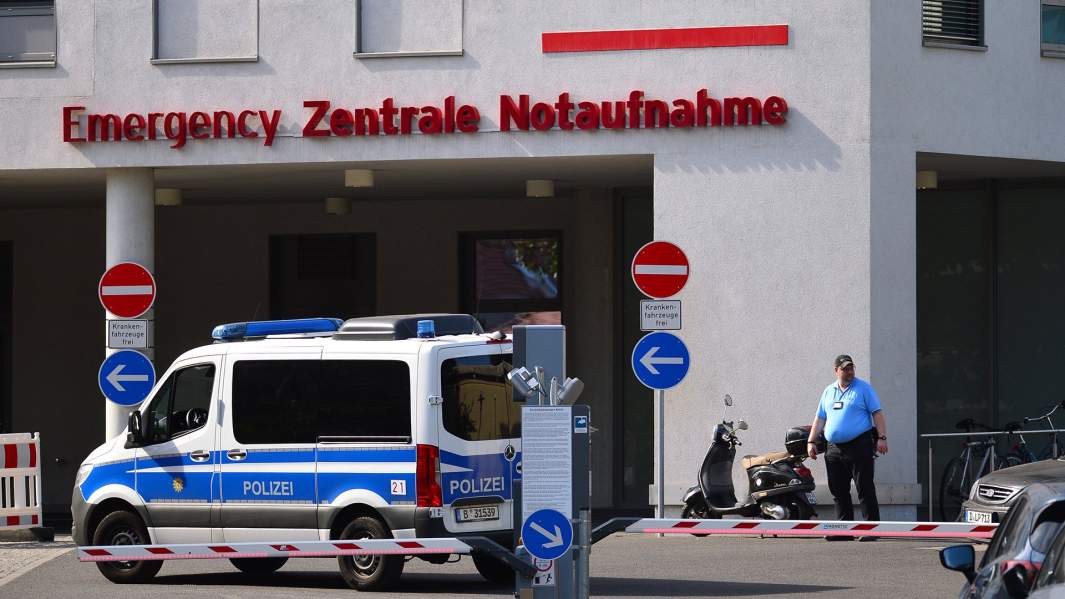 Полицейский автомобиль у здания клиники "Шарите" в Берлине