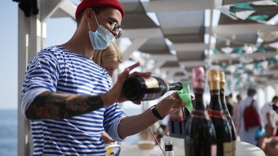 Танц-фолл: диджеи и бармены не могут найти работу