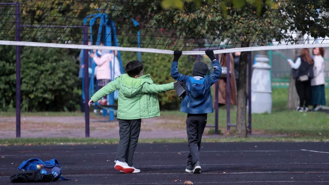 Школьники на площадке