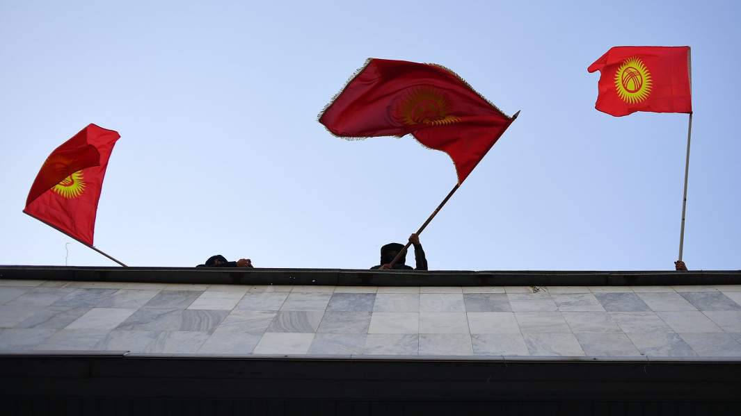 Сторонники премьер-министра Садыра Жапарова на митинге у гостиницы "Иссык-Куль" в Бишкеке. 15 октября 2020 года