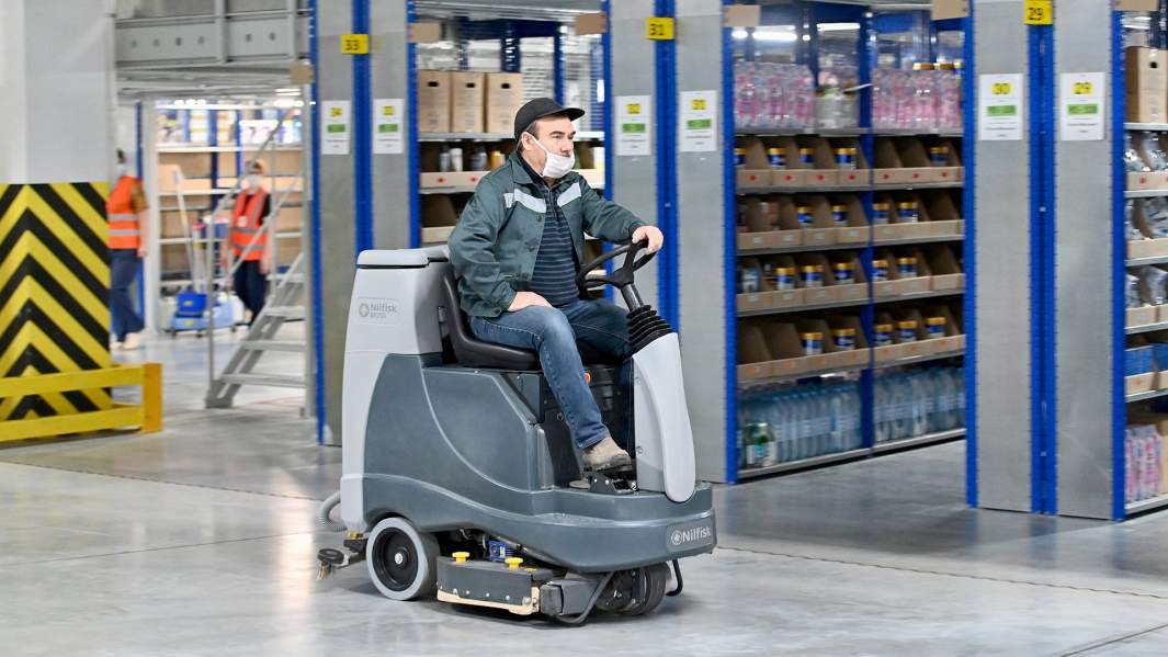 Сотрудник в распределительном фулфилмент-центре OZON