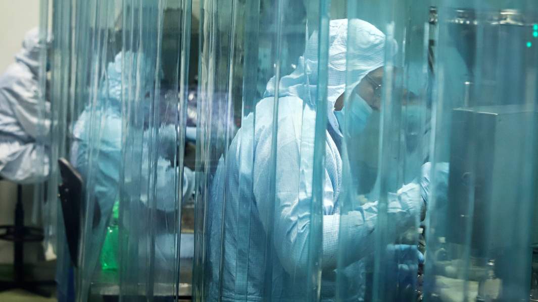 Сотрудники во время работы в цехе