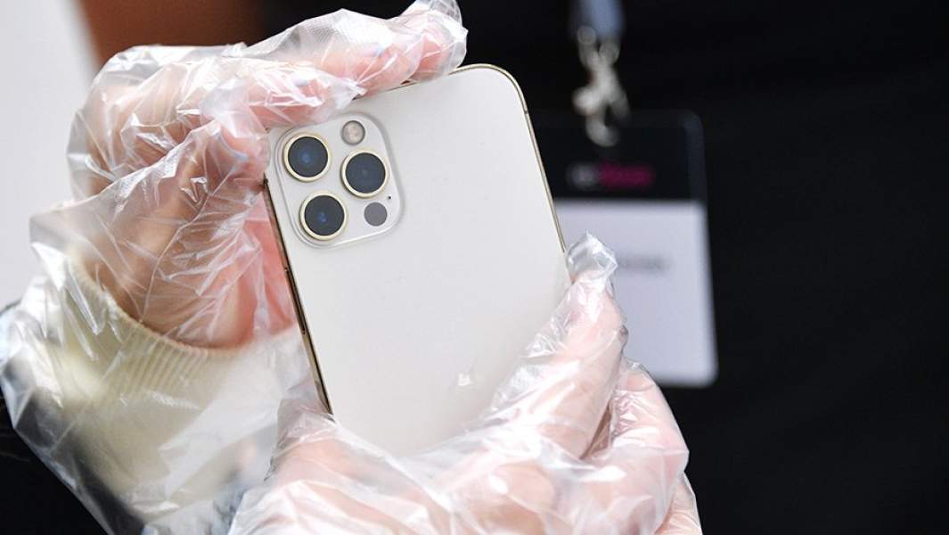 Покупательница держит в руках новый iPhone 12 Pro
