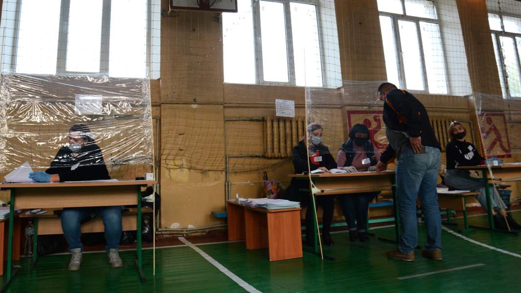 Мужчина голосует во время региональных выборов в городе Константиновка Донецкой области