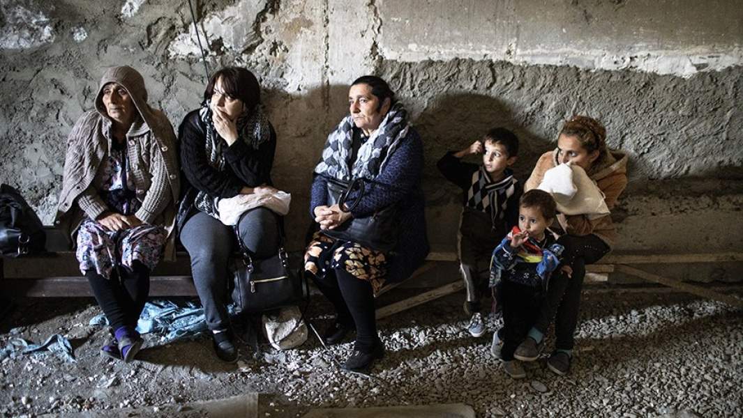 Жители города Шуша прячутся от обстрелов в убежище