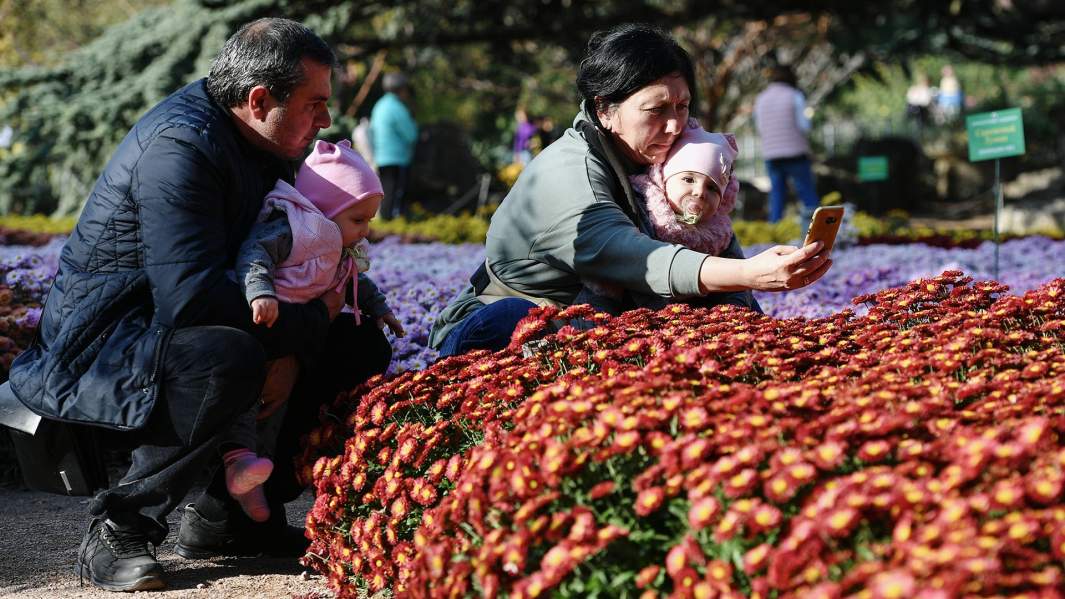 Семья на прогулке