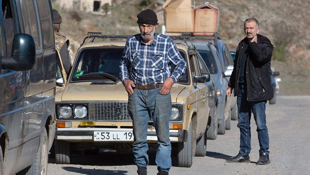 Местные жители, покидающие Нагорный Карабах, в районе города Карвачар