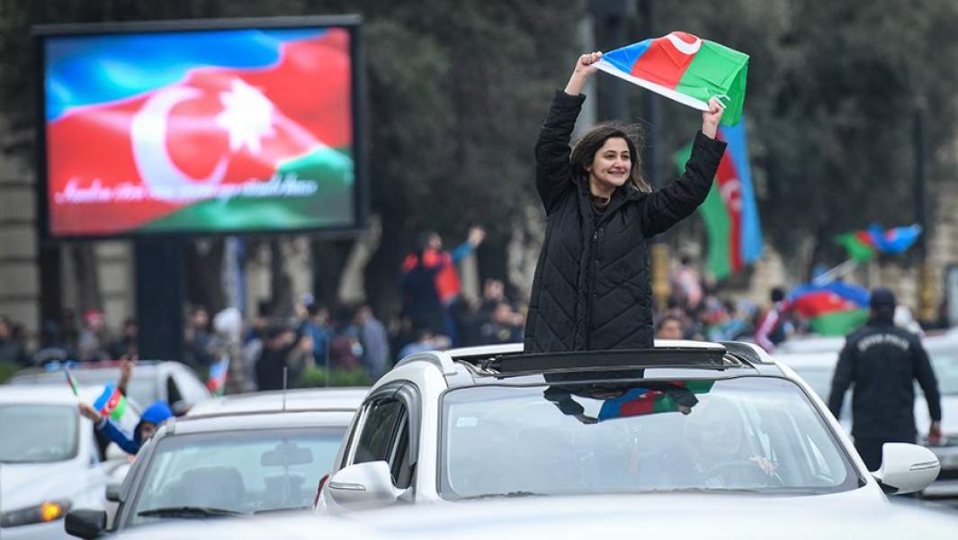 Местные жители с флагами на улице в Баку