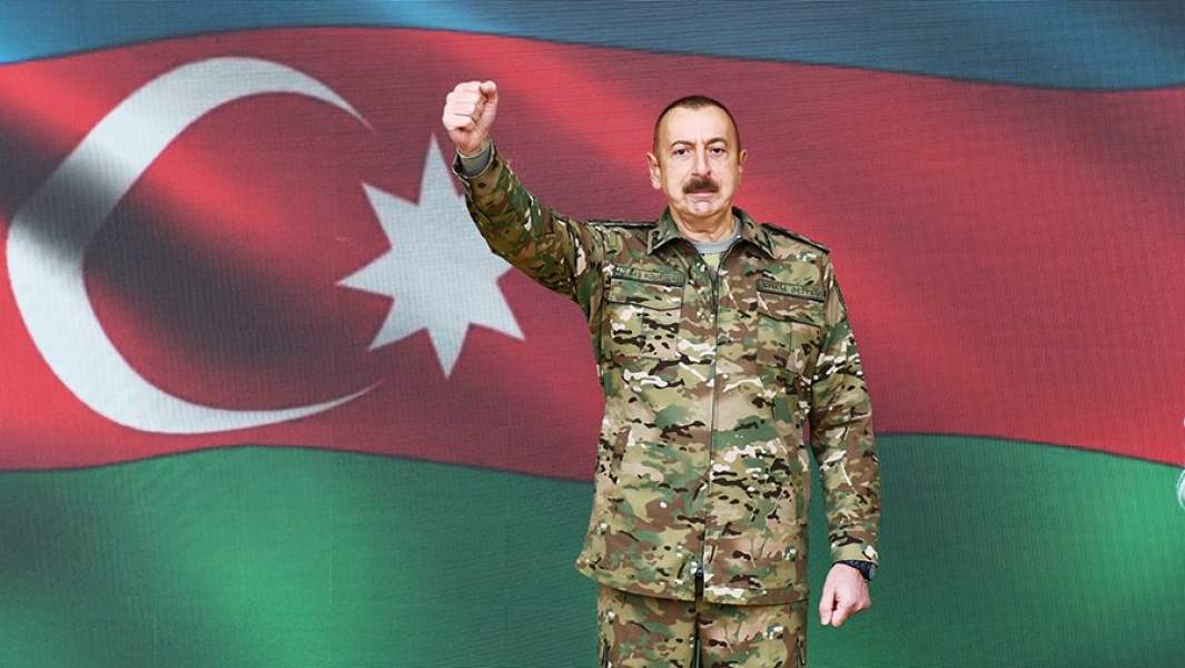 Президент Азербайджана Ильхам Алиев во время обращения к нации из Аллеи шехидов в Баку. Президент заявил, что армия республики взяла под контроль город Шуша в Карабахе