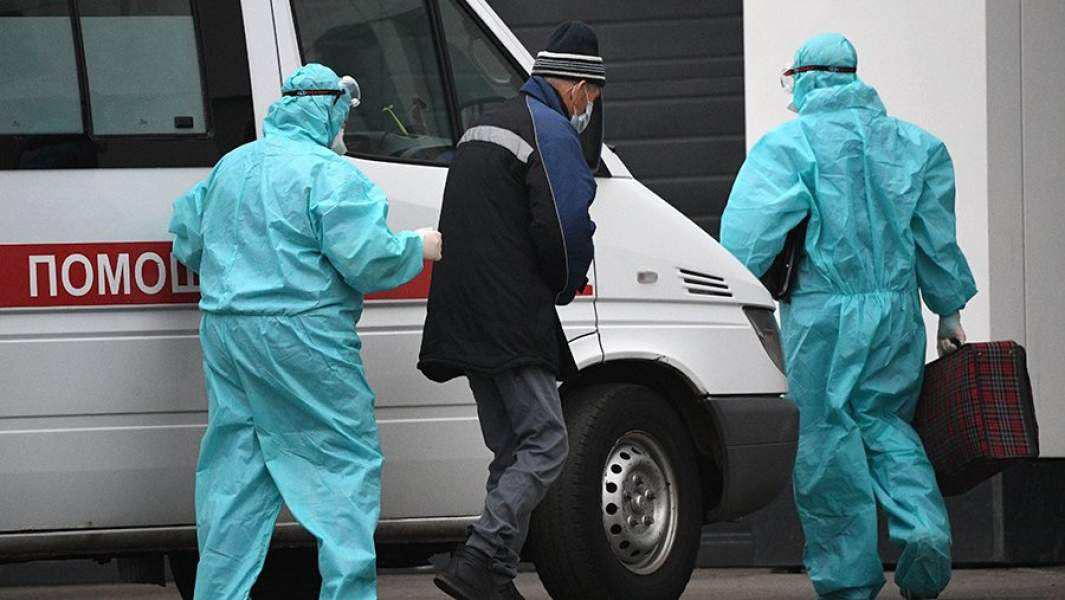Бригада скорой медицинской помощи доставила пациента в карантинный центр в Коммунарке