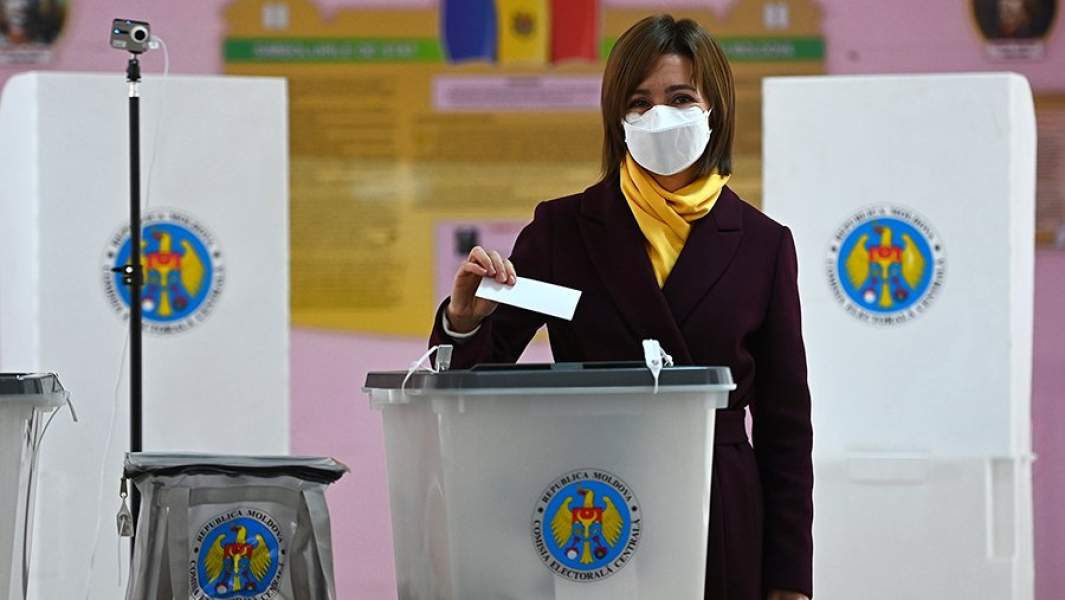 Кандидат в президенты, экс-премьер, лидер партии «Действие и солидарность» Майя Санду голосует во время второго тура на выборах президента Молдавии на избирательном участке в Кишиневе