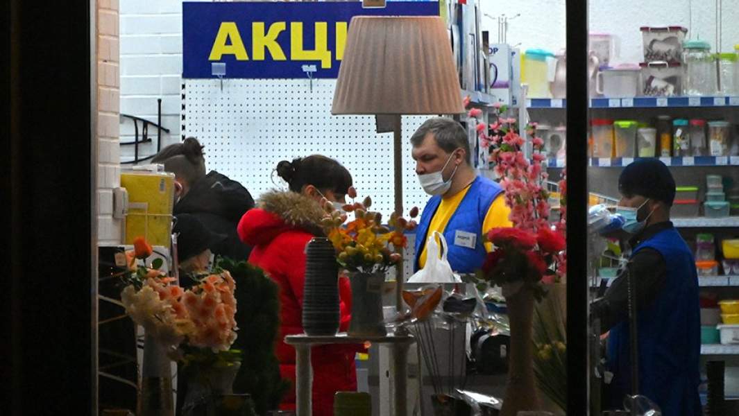 Люди в защитных масках в магазине в Москве