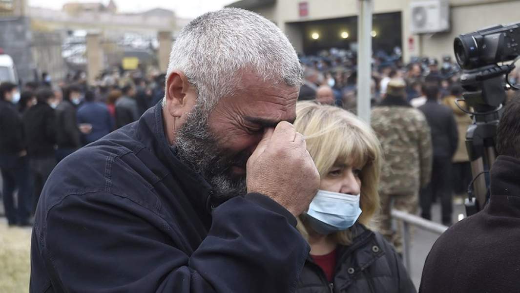 Родственники военнослужащих, пропавших без вести, у здания Минобороны Армении в Ереване