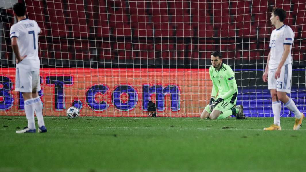 Вратарь сборной России Маринато Гильерме пропускает мяч в свои ворот в матче 6-го тура Лиги наций УЕФА между сборными Сербии и России