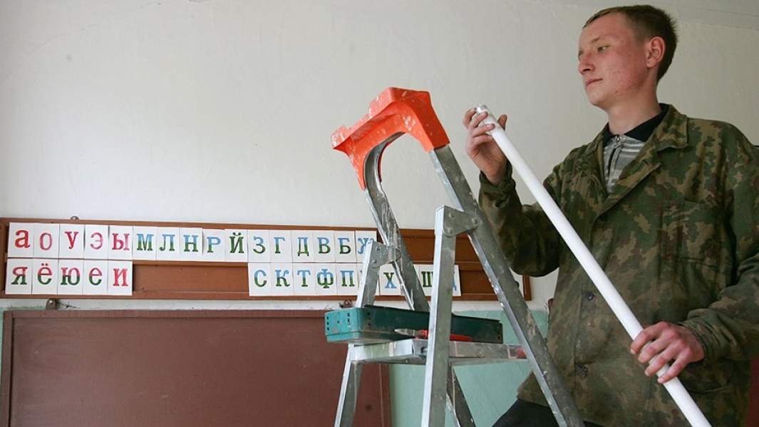 Подросток во время ремонта школы