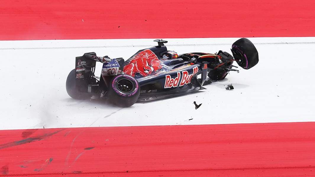 Пилот «Торо Россо» Даниил Квят разбивает свой болид в ходе квалификации на Гран-при Австрии. 2016 год
