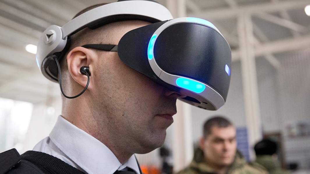 Человек в очках VR