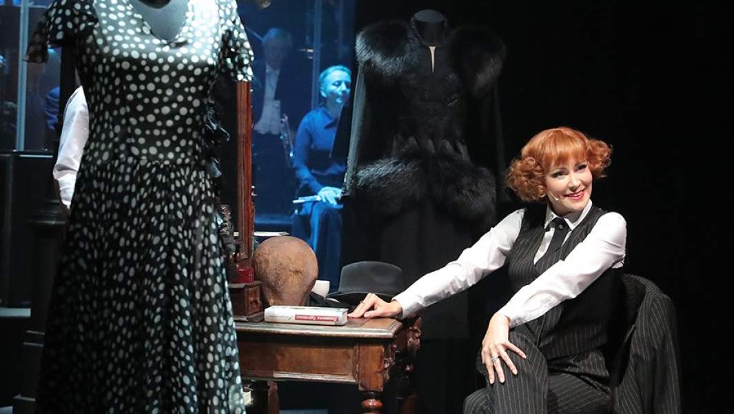 Актриса Нонна Гришаева в сцене спектакля «Люся. Признание в любви»