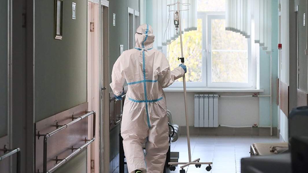 Медицинский работник с капельницей в городской клинической больнице № 52