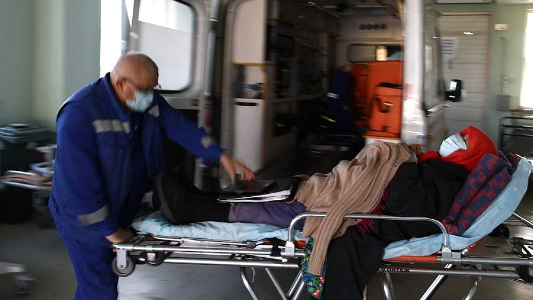 Медицинский сотрудник с пациентом у приемного отделения городской клинической больницы №15 имени О.М. Филатова