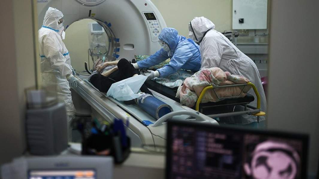 Медицинские сотрудники во время проведения компьютерной томографии пациенту городской клинической больницы №15 имени О.М. Филатова