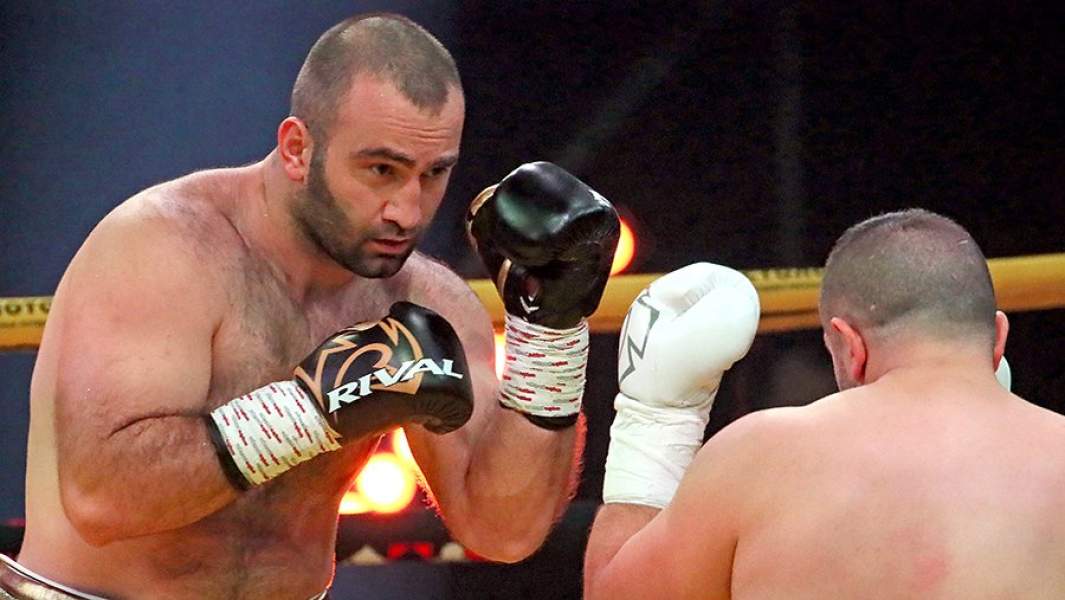 Мурат Гассиев и спортсмен из Албании Нури Сефери во время боя на турнире профессионального бокса «Столото. Фестиваль бокса» в Сочи