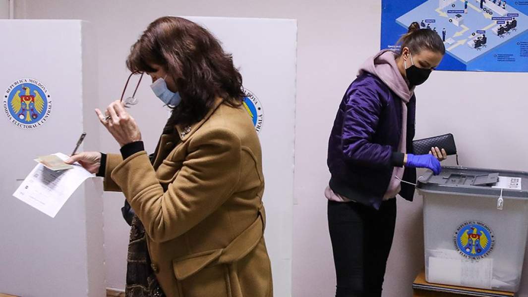 Жители Приднестровья во время голосования на президентских выборах на избирательном участке