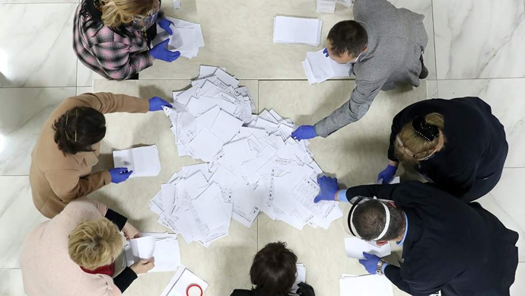 Члены избирательной комиссии во время подсчета голосов на избирательном участке 